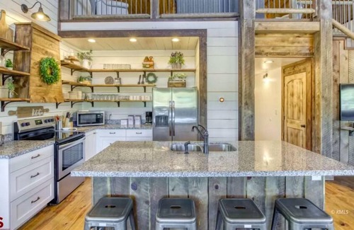 Zion National Park East Entrance Cabin | ✨New Listing✨ Red Rock Estate ~ 2 home combo🏡 Hot tubs💧 Near Zion Nat'l Park🏞