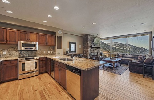 Salt Lake Mountain Resorts Condo | New Listing! Ski in/Ski out to Snowbird in Beautiful Two Bedroom with Stunning Views
