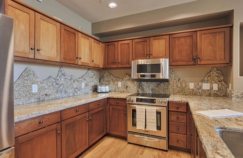 Salt Lake Mountain Resorts Condo | New Listing! Ski in/Ski out to Snowbird in Beautiful Two Bedroom with Stunning Views