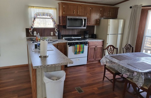 Shell Knob House | New listing. Sleeps 6. Deck, carport & fire pit. 3 miles to boat ramp. Peaceful!