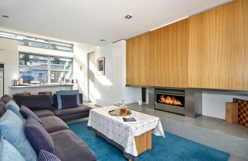 Queenstown City Centre House | New Listing Special on VRBO/BookaBach - 5 Stars on Airbnb!