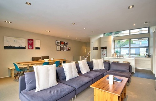 Queenstown City Centre House | New Listing Special on VRBO/BookaBach - 5 Stars on Airbnb!