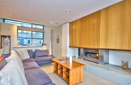 Queenstown City Centre House | New Listing Special on VRBO/BookaBach - 5 Stars on Airbnb!