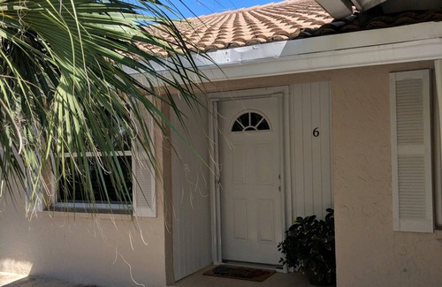 Longboat Key Villa | New Listing: Sun, Sea Breeze & Seagulls – The Ultimate Beach Location