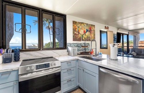 Historic Kailua Village Condo | New listing! Sunsets, Beach 5 min walk away, Wifi