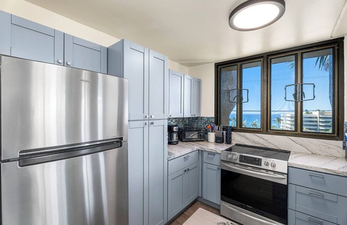 Historic Kailua Village Condo | New listing! Sunsets, Beach 5 min walk away, Wifi