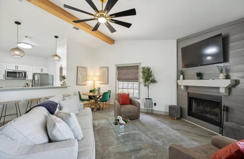 Graford House | New listing! *Sunshine Retreat: lakeview, fire pit, community pool