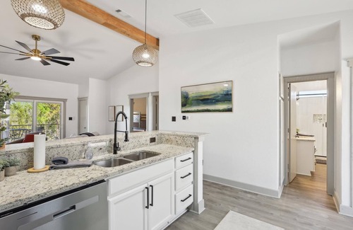 Graford House | New listing! *Sunshine Retreat: lakeview, fire pit, community pool