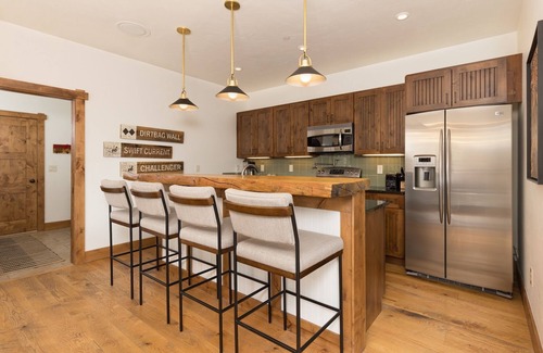 Big Sky House | New Listing! Townhome with Hot Tub, Firepit and Loft! Walk to Ski Shuttle!