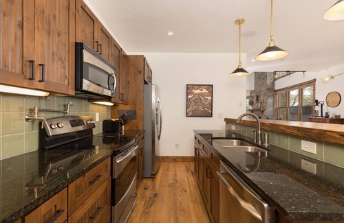 Big Sky House | New Listing! Townhome with Hot Tub, Firepit and Loft! Walk to Ski Shuttle!