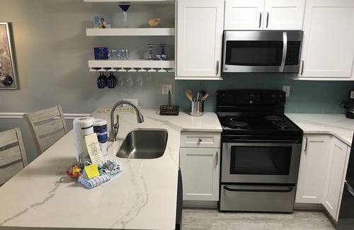 Ono Island Condo | NEW LISTING! UPDATED 2 BEDROOM/2 BATH BEACHFRONT CONDO/CLOSE TO STATE PIER