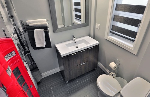 Dundas House | New Listing ~ Urban Chic ..... Cootes Paradise Retreat