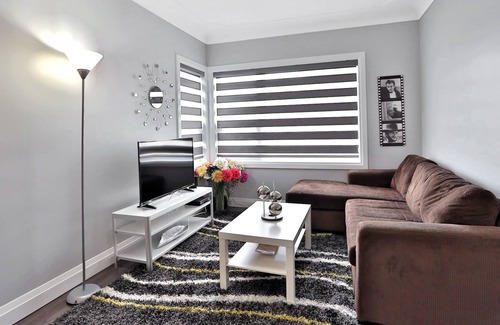 Dundas House | New Listing ~ Urban Chic ..... Cootes Paradise Retreat