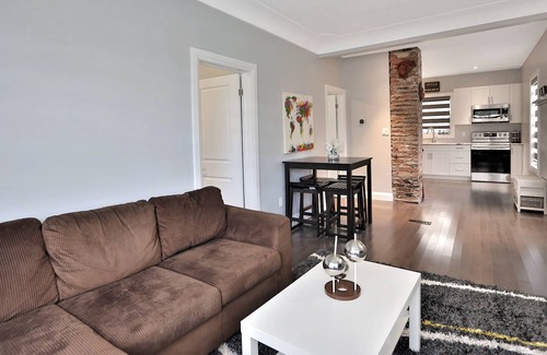Dundas House | New Listing ~ Urban Chic ..... Cootes Paradise Retreat