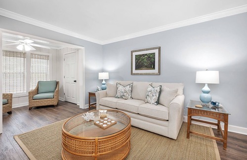 Saint Simons Heights Condo | New Listing! Pearl del Mar | with a Pool | Condo close to Restaurants, Shopping & Beaches