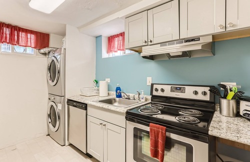 Skyland House | New Listing! Walk to City Park | Lower-Level | Full Kitchen