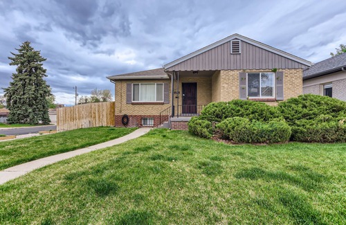 Skyland House | New Listing! Walk to City Park | Lower-Level | Full Kitchen