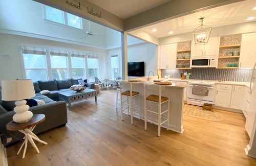 Sabal Palm Cottages House | NEW lithium GOLF CARTS, Renovated and newly Furnished Welcome to Palm Paradise