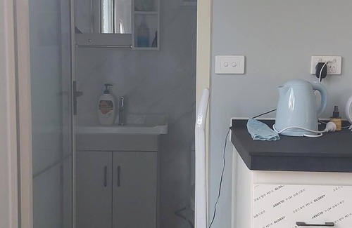 Tauranga Cabin | New "Little White Cabin" 2 single beds, Nice ensuite & shower. Pool & cabana.