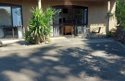 Tauranga Cabin | New "Little White Cabin" 2 single beds, Nice ensuite & shower. Pool & cabana.