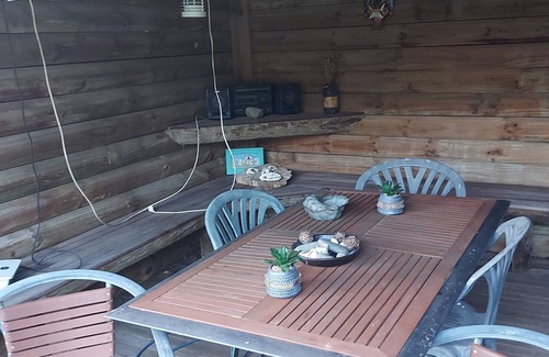 Tauranga Cabin | New "Little White Cabin" 2 single beds, Nice ensuite & shower. Pool & cabana.