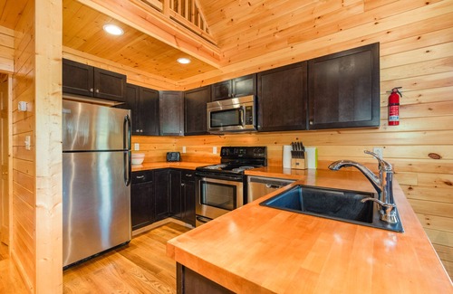 Luray Cabin | NEW Log Cabin by the River! Perfect Relaxing Retreat-Views & hot tub!