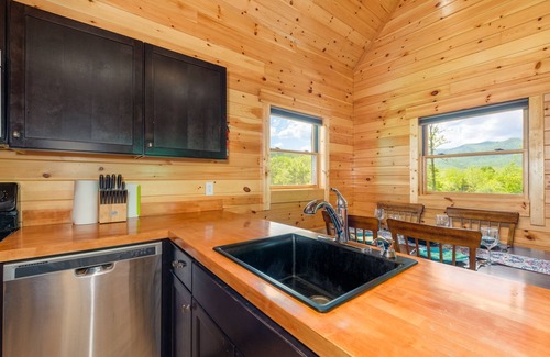 Luray Cabin | NEW Log Cabin by the River! Perfect Relaxing Retreat-Views & hot tub!