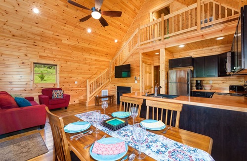Luray Cabin | NEW Log Cabin by the River! Perfect Relaxing Retreat-Views & hot tub!