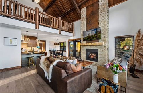Estes Park Cabin | New Log cabin, The Bears Den - 2 bedrooms, loft, 2.5 bath, Fireplace.