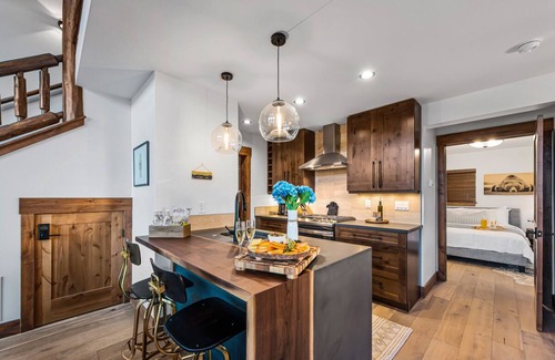 Estes Park Cabin | New Log cabin, The Bears Den - 2 bedrooms, loft, 2.5 bath, Fireplace.