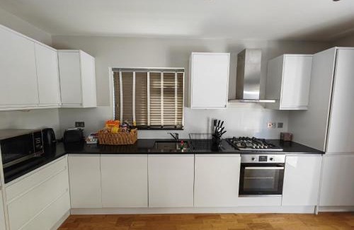 Cricklewood Apartment | New! Lovely 2 Bed Serviced Apartment with free parking