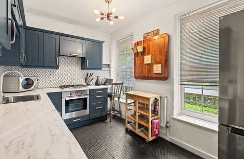 Camberwell Green Apartment | New! Lovely 2BR in Historic Camberwell Location