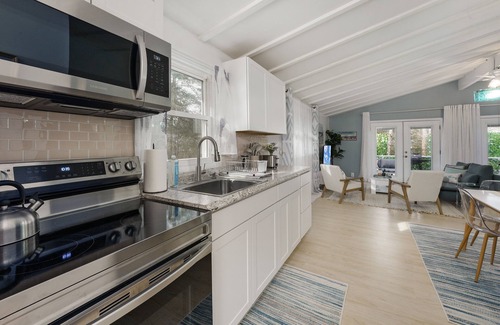 Colonial Beach House | NEW Lovers' Lake View Oasis