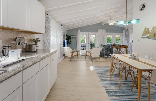 Colonial Beach House | NEW Lovers' Lake View Oasis
