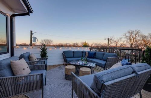 North Nashville House | New Lux Townhome 6 mins to DT Rooftop Sleeps 12