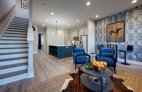 North Nashville House | New Lux Townhome 6 mins to DT Rooftop Sleeps 12