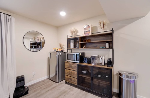 Northeast Bellevue House | NEW Luxe 2 Kings w firepit, yard, patio & pong Seattle East mins to DT Bellevue