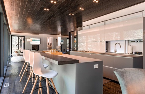 Woodstock House | NEW: Luxe Glass Contemporary w/Pool + Guest House
