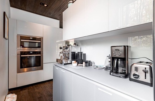 Woodstock House | NEW: Luxe Glass Contemporary w/Pool + Guest House