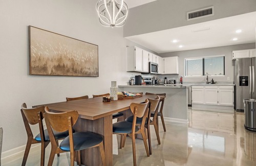 Fountain Hills House | NEW Luxe Heated Pool, Spa w Mountain Views Designer Duplex Villa w 5 King beds