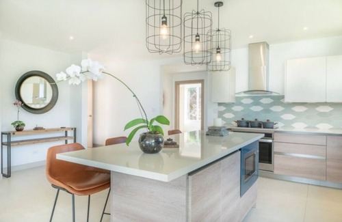 Tamarindo Condo | NEW LUXERY 3 BR CONDO BREATHTAKING VIEWS OF OCEAN 200m wifi! Great Long Term!