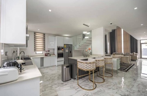 Labone House | New, Luxurious 3-bedroom House 7-mins from Airport