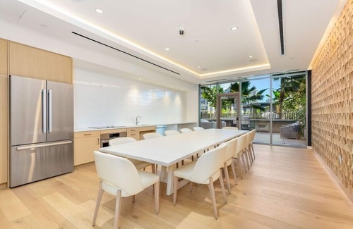 Ala Moana Condo | New Luxurious condo in Ala Moana, High Floor overlooking the Ocean and Mountains