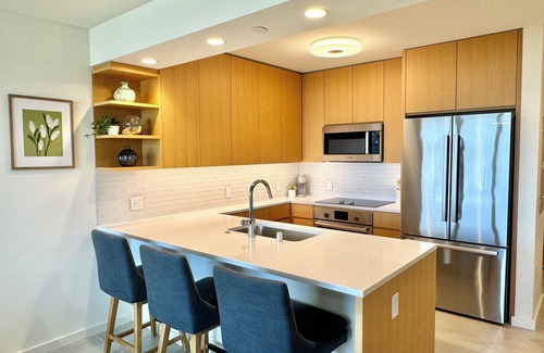 Ala Moana Condo | New Luxurious condo in Ala Moana, High Floor overlooking the Ocean and Mountains