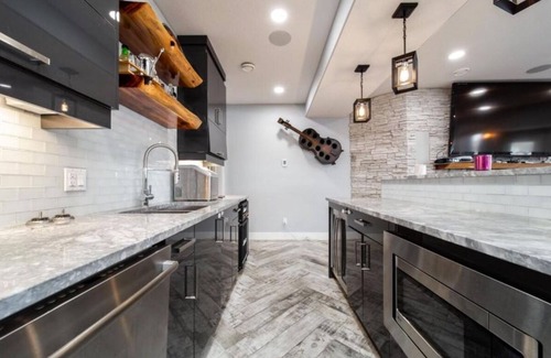 St. Albert House | NEW Luxurious Lakefront 5 bdrm 4 bath house in St. Albert hot tub, fireplaces!