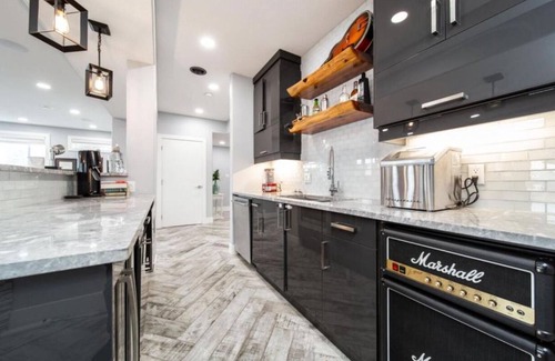 St. Albert House | NEW Luxurious Lakefront 5 bdrm 4 bath house in St. Albert hot tub, fireplaces!