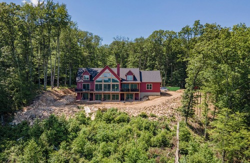 Friendsville House | New! Luxurious Mountain Getaway w/Hot Tub
