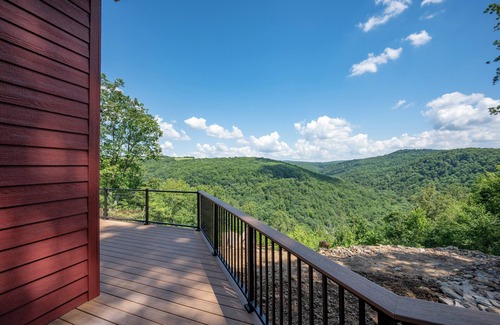 Friendsville House | New! Luxurious Mountain Getaway w/Hot Tub