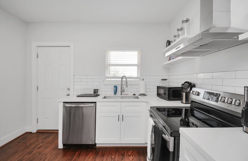 South Central Houston House | New Luxury 2/2 Central to all of Houston’s Best!