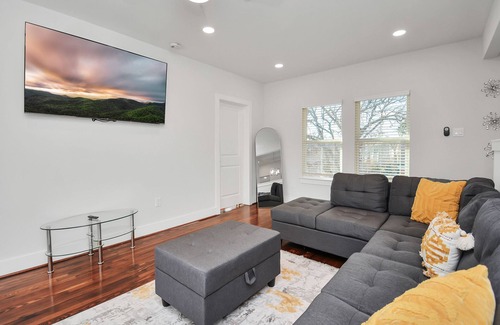 South Central Houston House | New Luxury 2/2 Central to all of Houston’s Best!